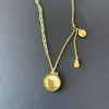 Collar simple de titanio con animal del zodiaco dorado y detalles de nácar blanco, cadena para la clavícula versátil y a la moda.