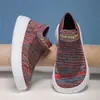 Vendas Diretas de Fábrica Itens em Estoque: Tênis Casuais Confortáveis Respiráveis de Malha Tricotada Camuflados Esportivos Tamanho Grande Masculino e Feminino, Feminino Preto e Branco