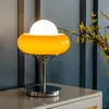 Lámpara de mesa decorativa estilo Bauhaus de la Edad Media Sala de estar Dormitorio Moderna Cálida Lámpara de noche Huevo Tarta Vidrio Escritorio de Estudio