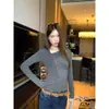O design da moda deste ano apresenta um decote listrado assimétrico, mangas compridas e uma blusa base justa que valoriza a silhueta em estilo coreano para mulheres, perfeita para o outono