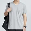Camiseta Slim de Venda Direta da Fábrica Cor Pura Gola V Manga Curta Estilo Coreano Masculina para Jovens Camiseta Solta de Algodão Camiseta Masculina