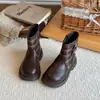 Botas de cano médio versáteis para outono e inverno, estilo coreano, forradas com fleece, para meninas, novo estilo 2026, com fivela de cinto estilo britânico