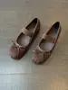 Nuevos zapatos Mary Jane planos de gamuza con suela blanda y diseño de lazo, perfectos para otoño, con tacón bajo y estilo de banda elástica retro para 2026