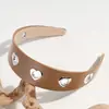 Moda Europea y Americana Elegante Diadema de Cuero de Ala Ancha Estilo Punk Moda de Corte Metálico Accesorios Versátiles para el Cabello para Mujeres al Salir