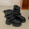 Botas de plataforma de tacón grueso estilo británico retro negro para mujer, nuevas botas cortas versátiles para el verano de 2026 que aumentan la altura y estilizan