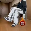 Pantalones Largos Casuales de Pierna Recta con Rayas Estilo Americano Caída Suave para Hombre Otoño Invierno Felpa Adicional Marca de Moda Retro Sueltos de Pierna Ancha Pantalones de Chándal Deportivos