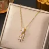 Novo Colar de Trevo de Quatro Folhas Estilo Coreano com Zircônia Microincrustada em Aço Titânio para Mulheres, Banhado a Cobre com Ouro Real, Corrente de Clavícula Tendência