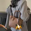 Bolsos Retro de Moda para Mujer 2025 Nuevo Invierno Versátil Bolso de Mano para el Trabajo Simple Popular Bolso Cruzado Moderno