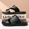 Sandálias Masculinas Novas Roupas de Exterior Dupla Finalidade Antiderrapantes Chinelos Modernos Casuais Sapatos de Praia Chinelos para Estudantes Jovens Que Parecem Pisar em Merda