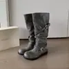 Botas largas de suela gruesa para pantorrilla ancha con aspecto vintage desgastado, hebilla de cinturón, punta redonda, botas plisadas apiladas, botas de motocicleta de caña alta para mujer