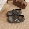 Zapatos Birkenstock de moda estilo británico con hebilla de cuero sintético para mujer, novedad versátil primavera y otoño 2026, de doble uso, corte profundo, zapatos de un solo color