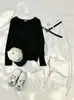 Camiseta base casual de cuello en V con dobladillo enrollado, nuevo top versátil casual de otoño de corte holgado de manga larga para mujer, directo de fábrica