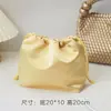 Bolsita de satén de colores con cordón y acabado metálico, cosmét