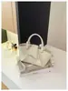 Bolso de mano de diseño vintage nuevo al por mayor, bolso tipo cubo para mujer de alto atractivo estético, bolso de hombro y cruzado de nicho para el día a día