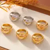 Anillo de diamantes geométricos de cara ancha con personalidad de moda para mujer, estilo británico, acero de titanio, oro de 18 quilates, elegante anillo de nicho sin color.