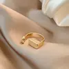 Versión coreana del anillo geométrico pequeño de estilo frío para mujer, anillo simple de personalidad con letra D lisa, anillo retro, joyería de mano