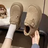 Mules femininas marrons novas retrô de inverno com sola grossa 2026 para uso externo, quentes, com forro de pelúcia e bico baixo
