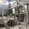 Escultura de luna de acero inoxidable con diseño de paisaje acuático, hecha de anillo hueco grande y redondo, adorno de metal para hotel o zona turística.
