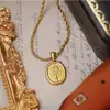 Acero de titanio chapado en oro real de 18 quilates temperamento retro flor pequeña collar flor simple redondo marca accesorios de cadena para la clavícula europea y americana ins