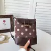 Coleção de outono 2026 transfronteiriça: bolsa de ombro de bolinhas, exclusiva e moderna, perfeita para férias, uma bolsa transversal retrô e versátil para o seu celular
