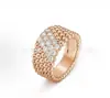 Anel de quatro folhas de alta qualidade Fanjia com incrustação de diamantes CNC, com diamantes brancos, azuis e vermelhos finamente lapidados, fabricante de anéis personalizados