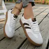 Tênis de treino alemão feminino de sola reta, novo modelo de primavera 2026 para comércio exterior, tênis esportivos versáteis de nicho, sapatos casuais brancos para mulheres, estampa de leopardo