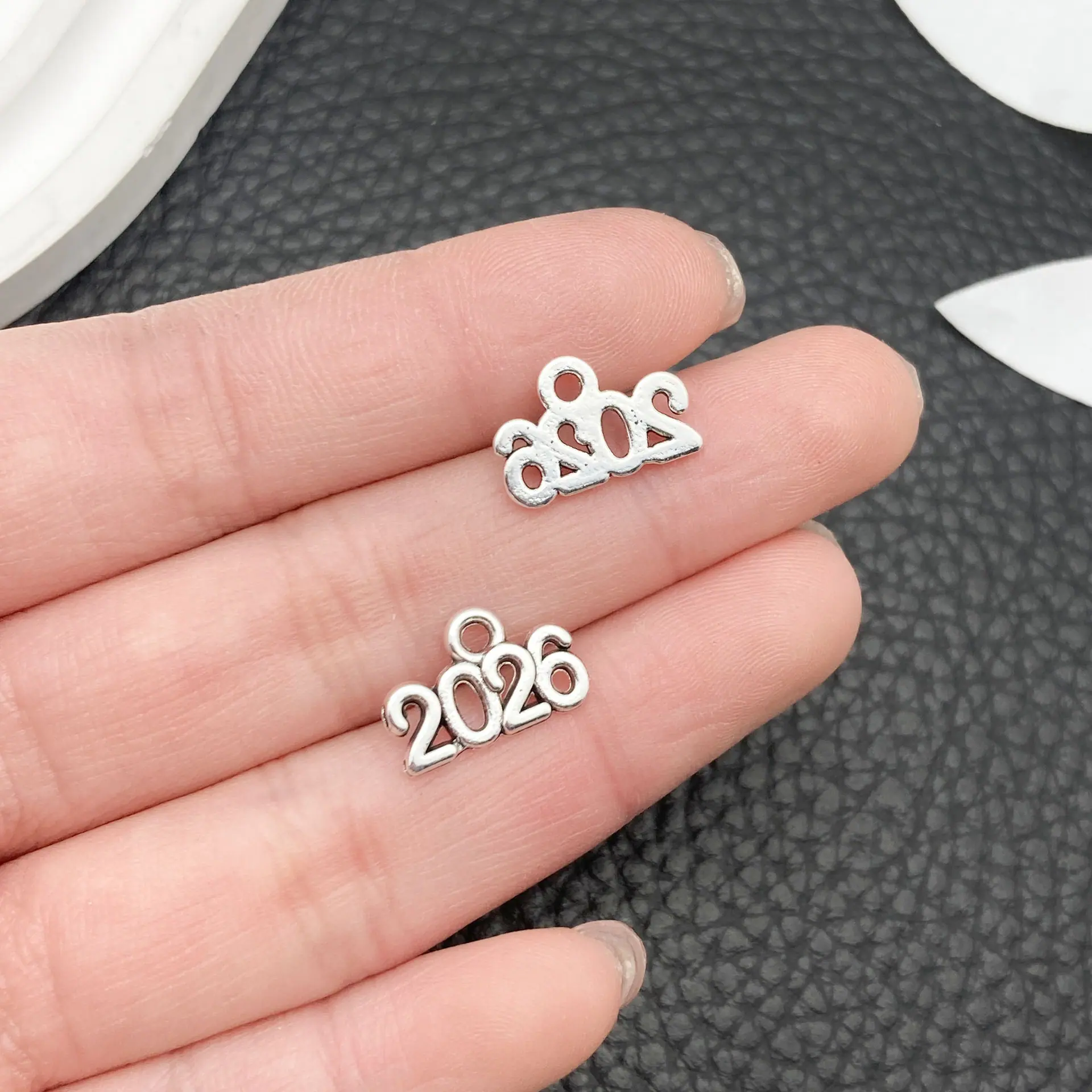 21858-X-古银色锌合金系数字2026年-14x9mm-