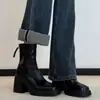 Botas curtas femininas de bico quadrado, solado grosso e forradas com fleece, novos modelos de inverno 2026, botas estilo Martin de salto alto plataforma, botas francesas de corte slim