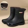 Botas de Chuva Femininas Estilo Coreano de Cano Médio com Cordão Botas de Borracha à Prova de Vento para Mulheres Sapatos de Borracha Antiderrapantes Impermeáveis de Fundo Plano Estilo Martin Elástico no Tornozelo Sapatos para Caminhar na Praia