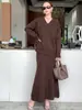 Conjunto de saia de malha com decote V estilo casual transfronteiriço europeu e americano para mulheres, novo conjunto de duas peças de suéter liso e saia sereia para outono e inverno