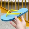 Sandálias de moda versáteis e brilhantes, novas chinelos de praia de verão à prova d'água para mulheres, adequados para viagens e uso ao ar livre