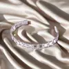 Moda Europeia e Americana Pulseira de Metal Aço Titânio para Mulheres com Design Geométrico Diamante Fivela de Mola Pulseira Recortada Série de Emendas Multicamadas