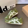 Zapatillas casuales transpirables de malla versátiles estilo alemán 2026 moda para mujer con cordones suela gruesa nuevo modelo