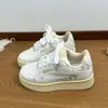 Tênis femininos versáteis chiques de nicho 2026 nova primavera estilo coreano sola grossa casuais esportivos sapatos brancos tendência do Instagram