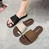 Chinelos com proteção para os dedos, para uso externo, versáteis, sandálias para mulheres, 2026, sola grossa, tira única, novo estilo, que aumenta a altura, plissados, calçados de praia, verão