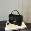 Elegante y versátil colección 2026 de bolsos de hombro y bandoleras ligeros, de nicho y a la moda, con un diseño cuadrado pequeño y una sensación de alta calidad