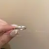 Anillo Liso Cepillado Corazón Plateado Diseño de Nicho para Mujer Anillo Apilable para Dedo Índice Lujo Accesible Anillo de Fiesta de Alta Gama para Estudiantes