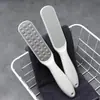 La piedra para pulir pies es una gran herramienta para eliminar la piel muerta y exfoliar. Es una herramienta casera para pedicura para tratar los callos en los talones y es un exfoliante mágico para los pies.