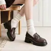 Um par de sapatos femininos estilo retrô, com sola grossa, perfeito para primavera e outono, apresentando um design inspirado no britânico, mocassins e um salto grosso.. Disponível em duas cores: Castanho