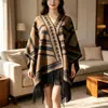 Nuevo chal grande cálido de color sólido para mujer, versátil, con borlas gruesas, otoño e invierno, capa jacquard simple de alta gama y grosor