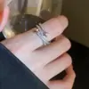 Anillo Redondo en Forma de Corazón de Circonita Super Brillante con Baño de Oro Real, Moderno y Versátil, Elegante Anillo para el Dedo Índice con un Toque de Lujo Ligero y de Alta Gama
