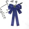 Gravata Borboleta para Mulheres, Laço Grande Estilo Chanel Pequeno, Alfinete de Fita Versátil Pérola Azul Fosco, Broche Acessório Estilo Preppy Feminino