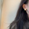 Pendientes de concha de nicho súper nuevos y sencillos para mujer, de plata de ley s925, con personalidad de moda, estilo bloguero, pendientes de estilo frío.
