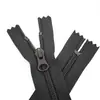 En stock cremallera cerrada de moldeo por inyección de nylon YKK5 cadena de placket de bolsillo semicircular negro para pantalones comercio electrónico rápida reversible única
