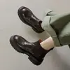 Botas Chelsea Redondas de Pele de Ovelha Femininas 2024 Novas Retrô Marrom Solado Grosso Botas de Cano Curto Confortáveis Botas Martin com Forro de Lã