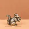 Esquilo de Latão Segurando Castanha Ornamento Decoração de Mesa para Casa e Escritório Esquilo Animal de Estimação para Chá Artesanato de Latão Decoração Atacado