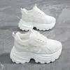 Tênis plataforma de sola grossa estilo "dad shoes" para mulheres, nova moda outono 2026, versátil, que aumenta a altura, de malha respirável, casual