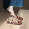 Sandálias Romanas Retrô Quadradas de Tiras Finas Abertas para Mulheres Verão 2026 Novo Estilo Gentil Elegante Versátil Laço Salto Anabela
