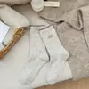 Calcetines Bordados de Estilo Japonés Nuevos para Otoño e Invierno para Mujer, Calcetines de Lana Suave y Cálidos de Borde Enrollado a Media Pantorrilla, Calcetines Largos Versátiles de Nicho de Moda