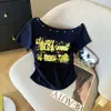 Camisa Retro de Manga Corta con Estampado de Letras Estilo Americano Off-Shoulder para Mujer, Corte Ajustado y Diseño Elegante en Blanco y Gris